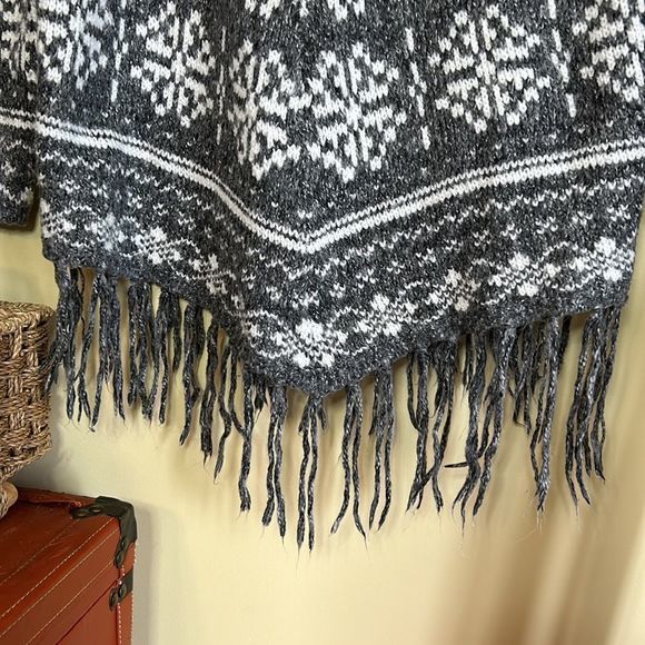 Alia‎ women’s grey and white cowl neck knit fringed poncho medium - Picture 2 of 9